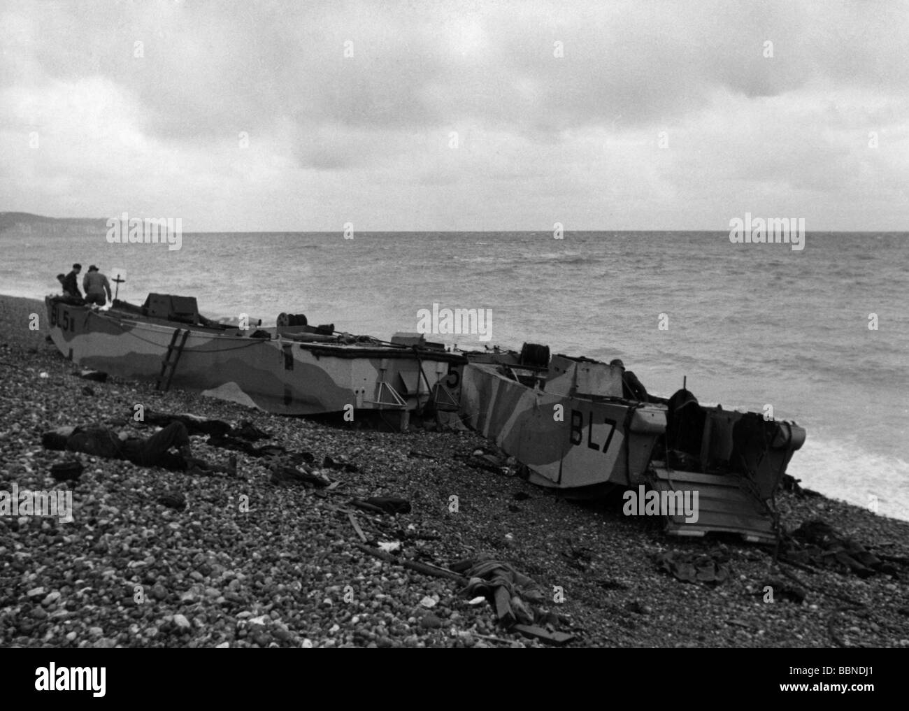 Événements, seconde Guerre mondiale / seconde Guerre mondiale, France, Dieppe, 19.8.1942, détruit des embarcaders et des soldats canadiens morts sur la plage, Banque D'Images