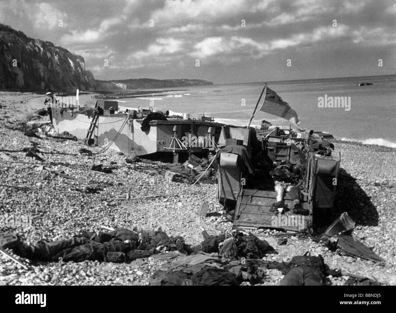 Événements, seconde Guerre mondiale / seconde Guerre mondiale, France, Dieppe, 19.8.1942, détruit des embarcaders et des soldats canadiens morts sur la plage, Banque D'Images