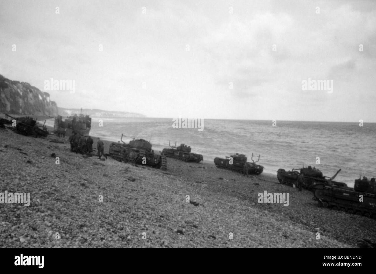 Événements, deuxième Guerre mondiale / seconde Guerre mondiale, France, Dieppe, 19.8.1942, détruit les chars « Churchill » du 14ème Régiment de chars de l'Armée canadienne (Calgary Tanks), un débarcadère en arrière-plan, Banque D'Images