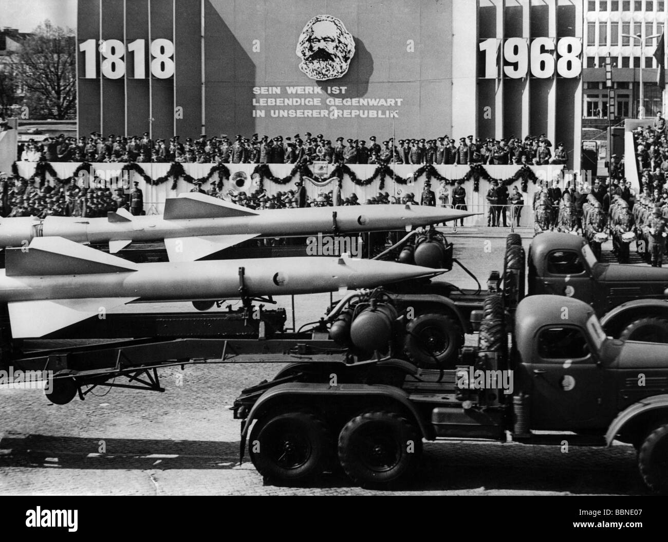 Militaire, Allemagne de l'est, Forces aériennes/Défense aérienne, missiles anti-aéronefs S-75 'dvina', défilé du 1 mai, Berlin de l'est, 1.5.1968, , Banque D'Images