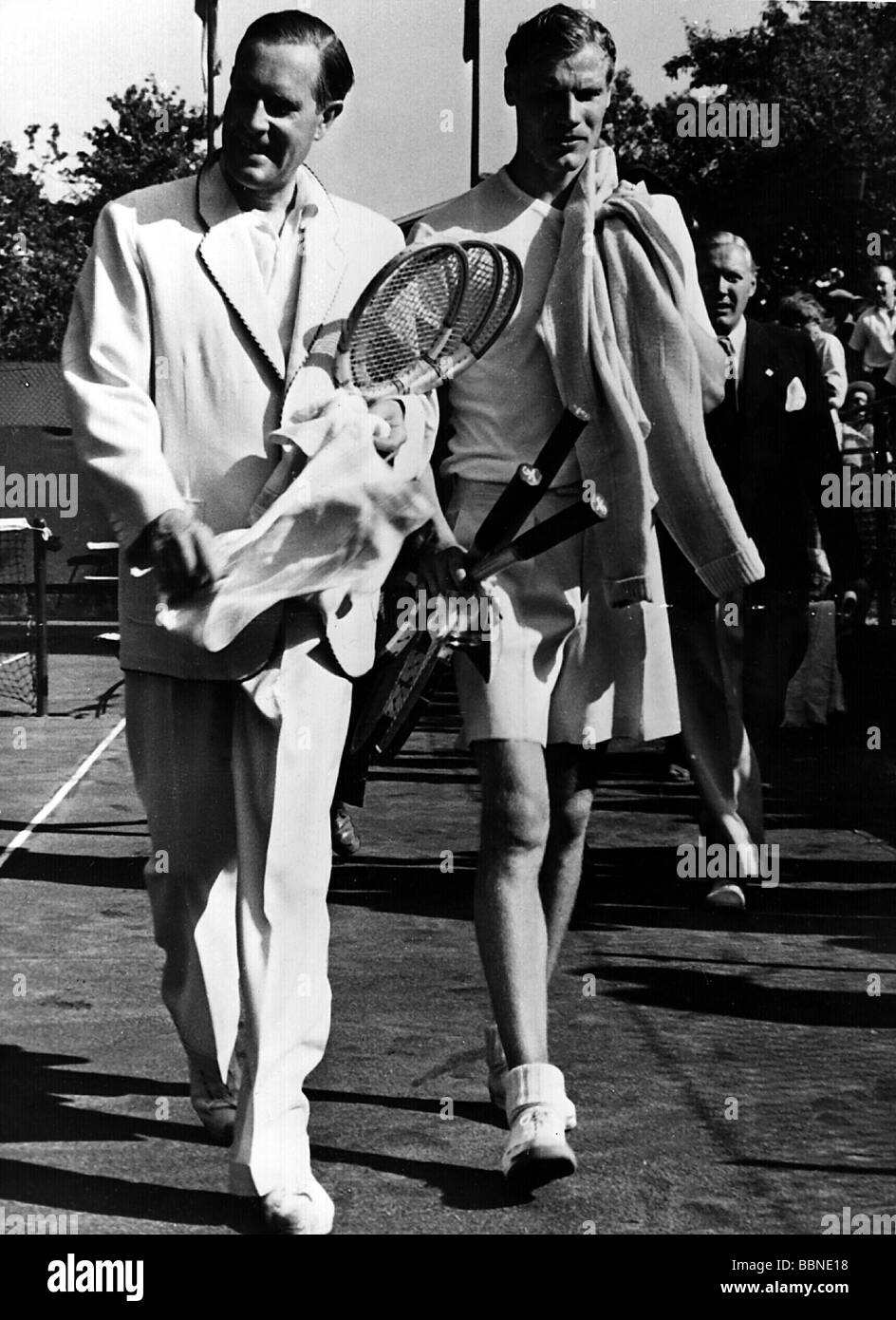 Cramm, Gottfried von, 7.7.1909 - 9.11.1976, joueur de tennis allemand, pleine longueur (à gauche), avec Bergelin, finale de la coupe Davis, Bastad, 30.7.1951, Banque D'Images