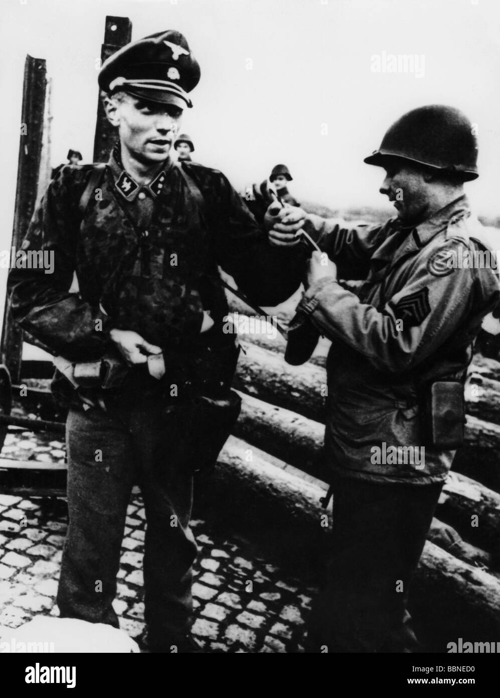Événements, seconde Guerre mondiale / seconde Guerre mondiale, Allemagne, sergent de la 102ème division américaine frère Waffen SS lieutenant, 1945, Banque D'Images