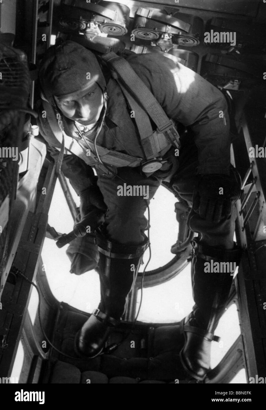 Événements, seconde Guerre mondiale / seconde Guerre mondiale, guerre aérienne, avions, détails / intérieurs, tireur d'un bombardier allemand Heinkel He 111 debout dans sa « cuve à canon », été 1940, Banque D'Images
