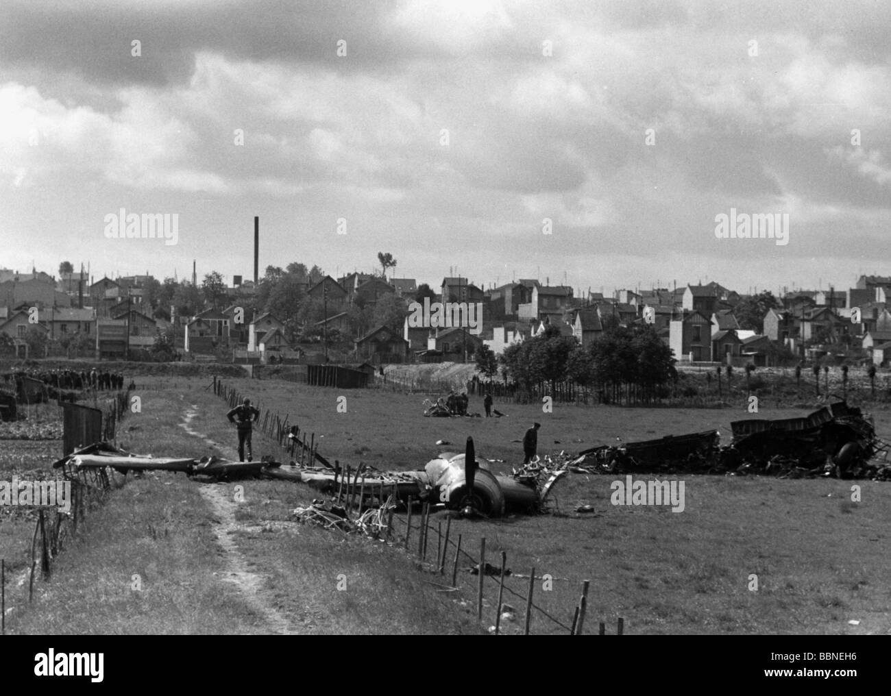 Événements, seconde Guerre mondiale / seconde Guerre mondiale, guerre aérienne, avions, écrasé / endommagé, épave d'un bombardier britannique, abattu le 30.5.1942 sur Paris, épave, RAF, Royal Air Force, avion, avions, XXe siècle, historique, Angleterre, Grande-Bretagne, détruit, guerre à la bombe, commandement des bombardiers, France, attentat à la bombe, zone résidentielle, banlieue, population, années 1940, Banque D'Images