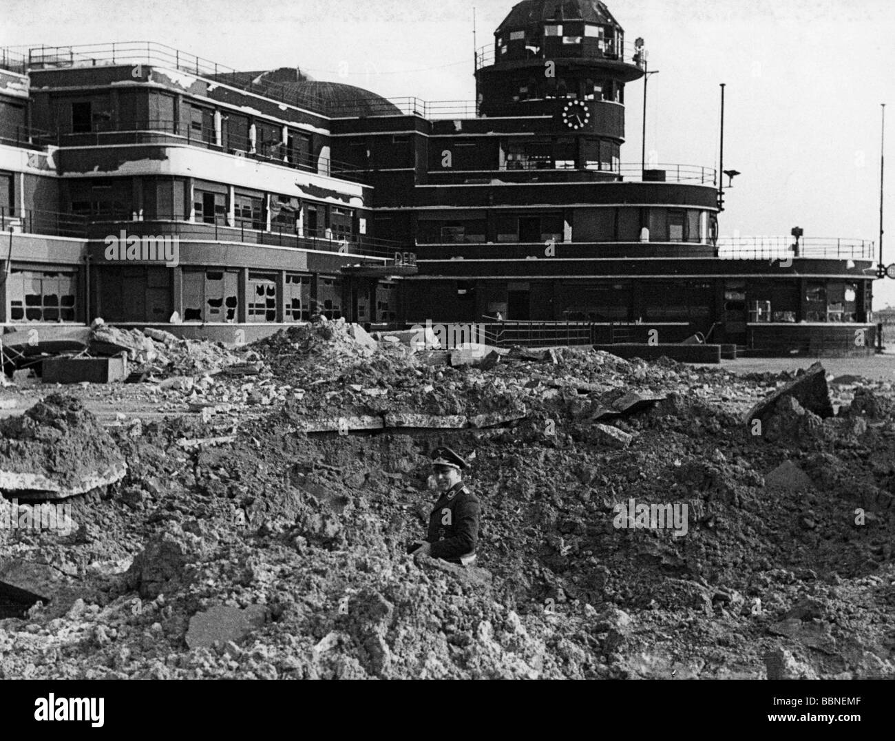 Événements, seconde Guerre mondiale / seconde Guerre mondiale, guerre aérienne, France 1942 / 1943, raid aérien allié sur l'aéroport le Bourget, Paris, vers 1943, XXe siècle, historique, attentat à la bombe, cratère à la bombe, destruction, bâtiment, endommagé, peuple, années 1940, Banque D'Images