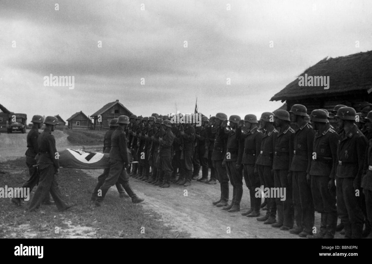 Événements, seconde Guerre mondiale / seconde Guerre mondiale, Russie, derrière le front, funérailles d'un aviateur allemand qui a été tué en action, front oriental, 16.7.1941, Banque D'Images