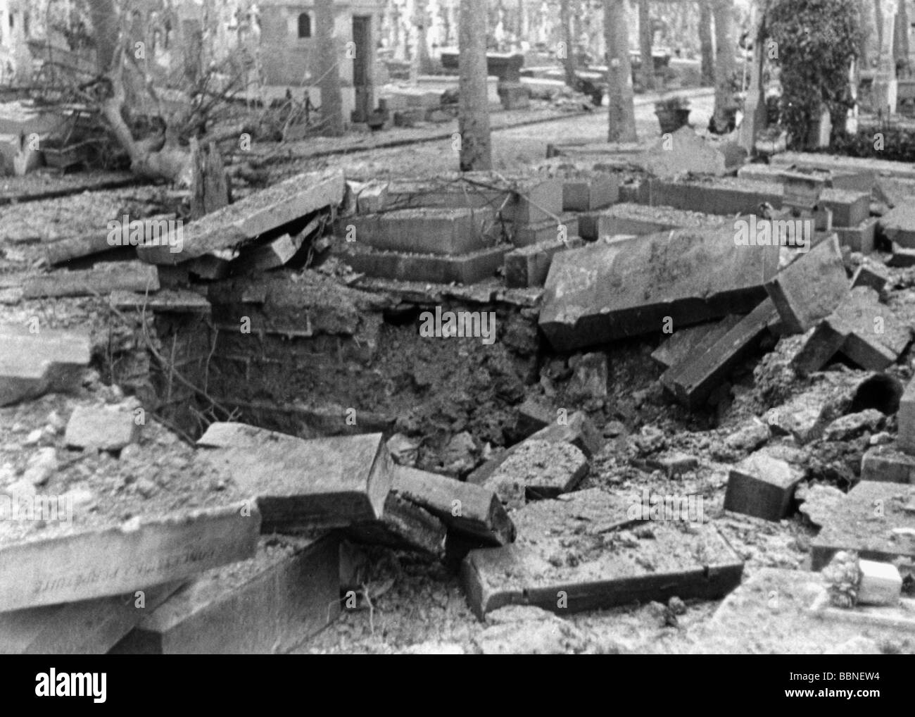 Événements, seconde Guerre mondiale / seconde Guerre mondiale, guerre aérienne, France 1942 / 1943, raid aérien britannique sur Paris, début mars 1942, bombe frappée sur un cimetière, XXe siècle, historique, RAF, Royal Air Force, Bomber Command, attentat à la bombe, destruction, cimetière, années 1940, Banque D'Images