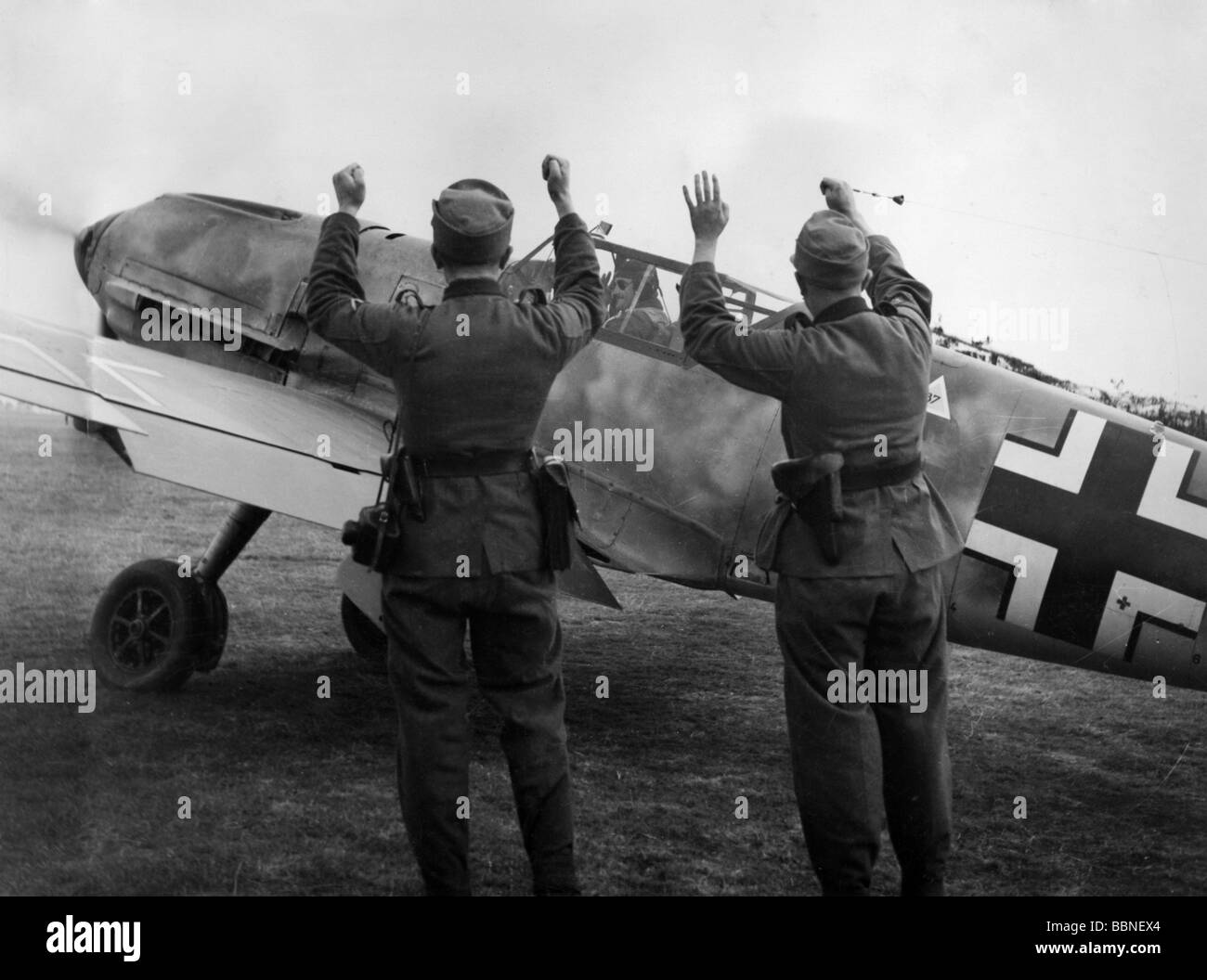 Événements, seconde Guerre mondiale / seconde Guerre mondiale, guerre aérienne, avions, avions de chasse allemands Messerschmitt Bf 109 E début d'une mission, les fantassins de montagne au revoir et croisant leurs doigts, vers 1940, Banque D'Images