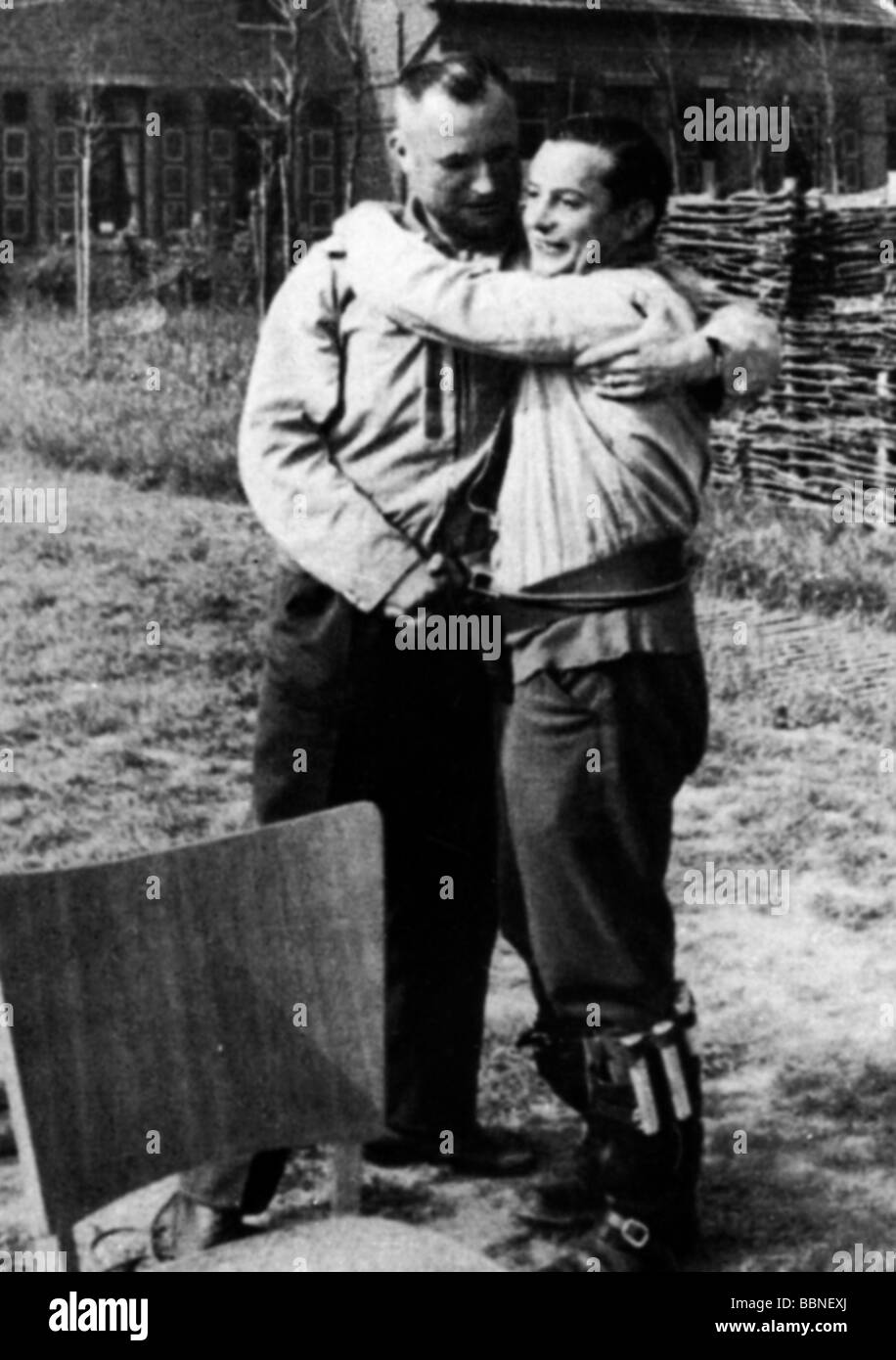 Événements, seconde Guerre mondiale / seconde Guerre mondiale, guerre aérienne, personnes, pilotes de chasse allemands, Jagdgeschwader (aile de chasse) 26 'Schlageter', France, 1941, Hauptmann (capitaine) Rudolf Bieber (+ 3.7.1941) félicitant Oberleutnant (premier lieutenant) Josef 'Pips' Priller pour une victoire aérienne, Banque D'Images Événements, seconde Guerre mondiale / seconde Guerre mondiale, guerre aérienne, personnes, pilotes de chasse allemands, Jagdgeschwader (aile de chasse) 26 'Schlageter', France, 1941, Hauptmann (capitaine) Rudolf Bieber (+ 3.7.1941) félicitant Oberleutnant (premier lieutenant) Josef 'Pips' Priller pour une victoire aérienne, Banque D'Images