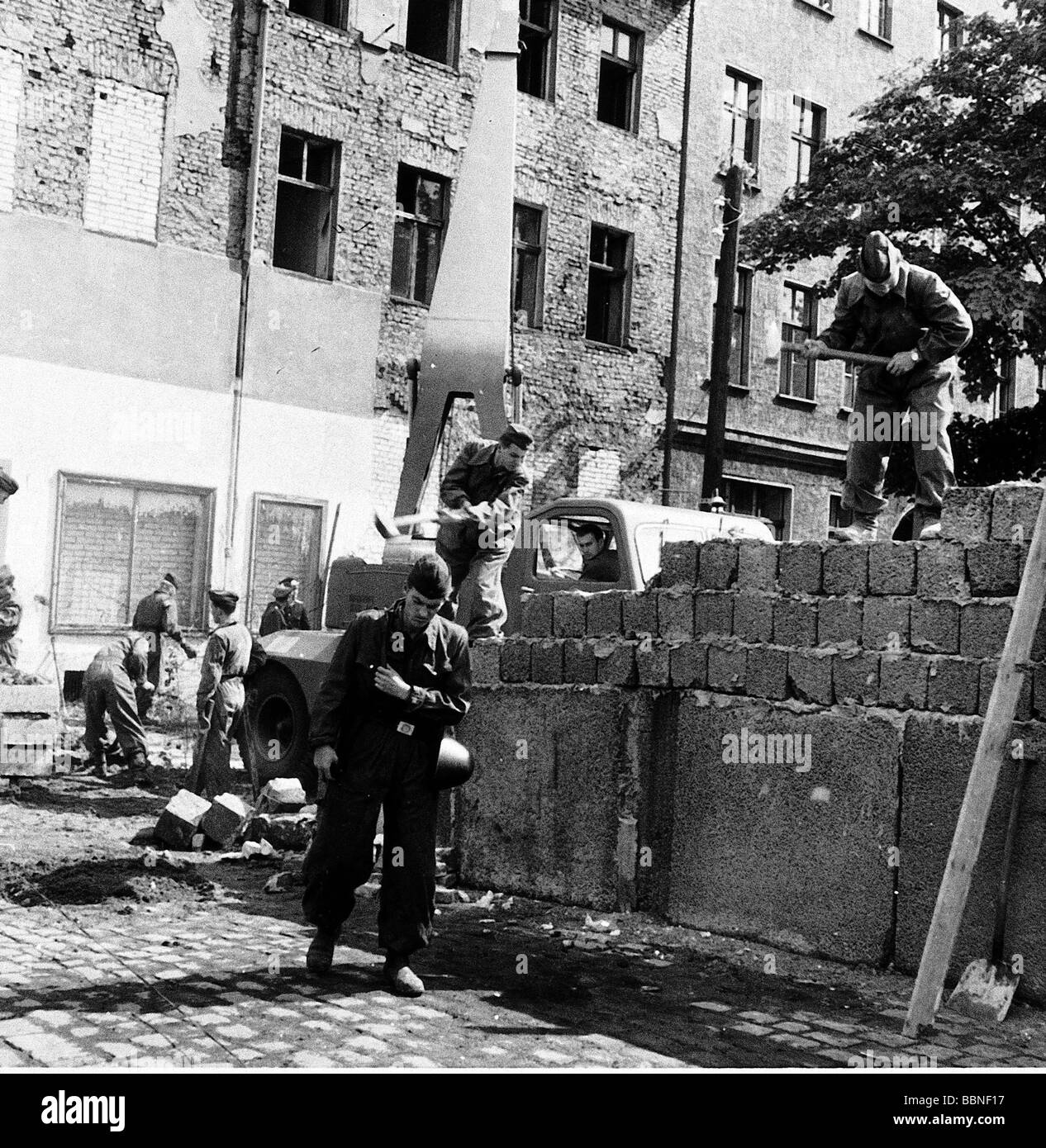 Géographie / voyages, Allemagne, mur de Berlin, GDR construction troupes construisant le mur à Wedding, août 1961, Banque D'Images