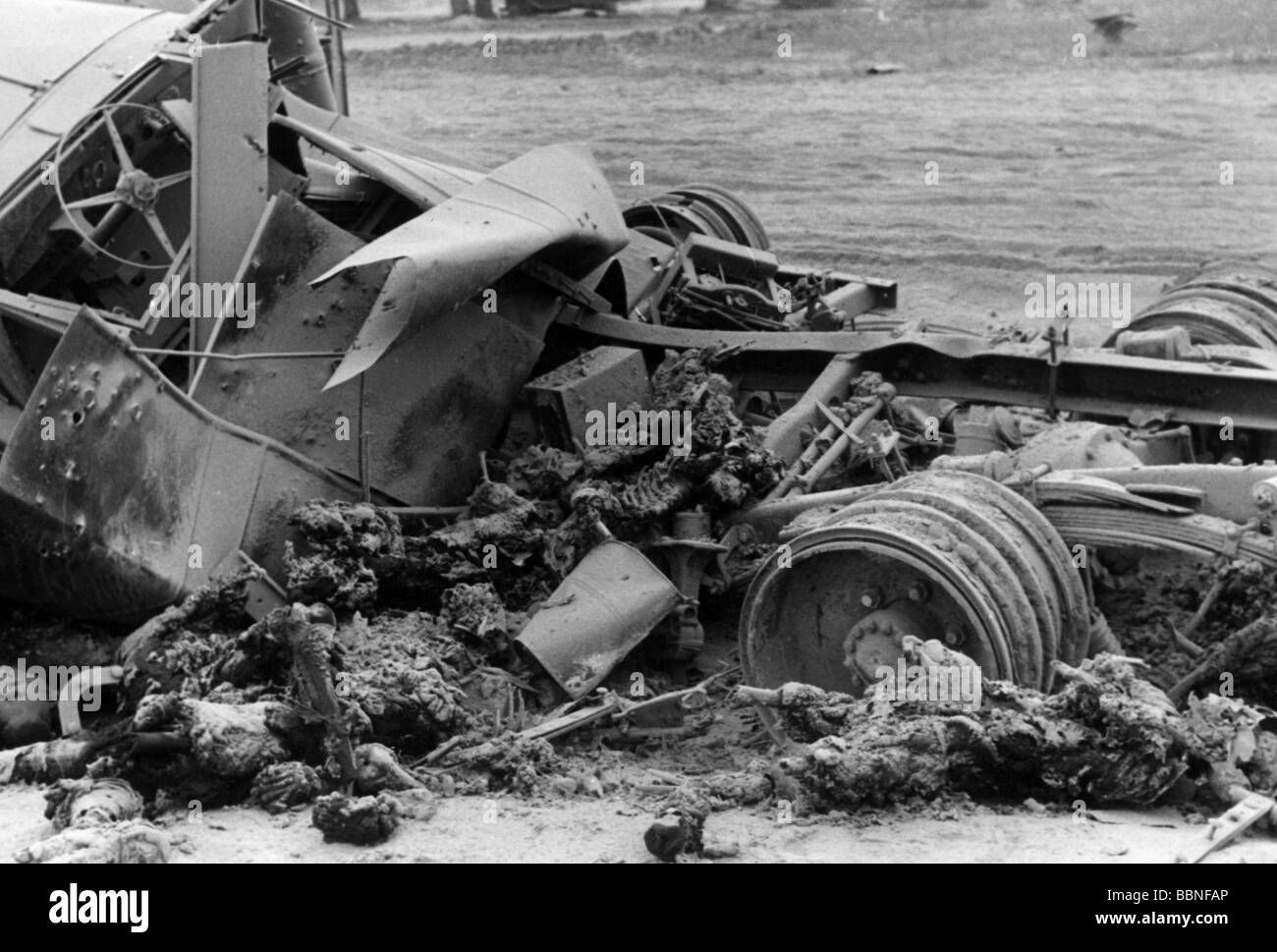 Événements, seconde Guerre mondiale / seconde Guerre mondiale, Russie 1941, colonne soviétique après raid aérien allemand entre Bialystok et Vaukavysk, détruit le camion et les restes humains, juillet 1941, Banque D'Images