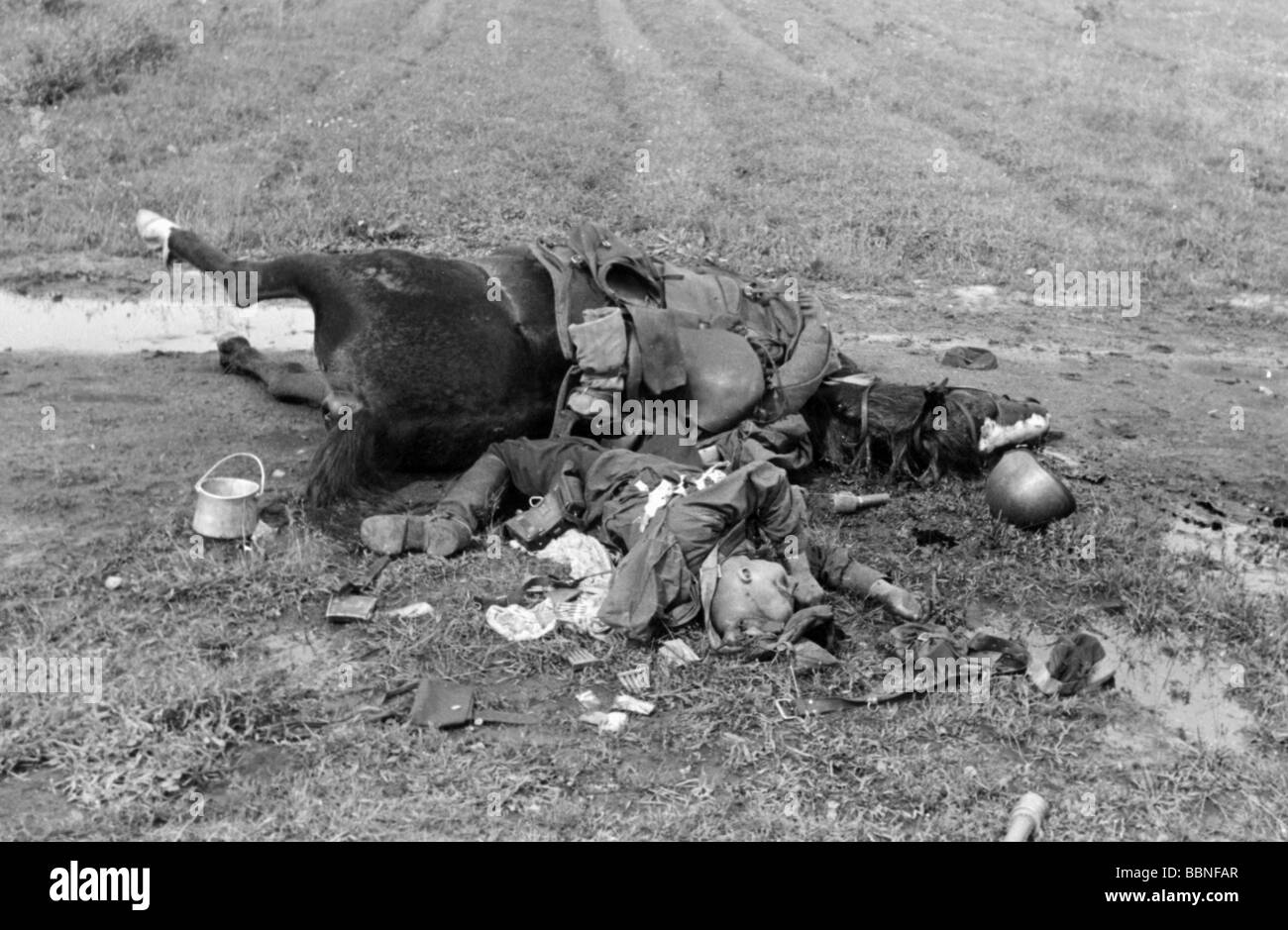 Événements, seconde Guerre mondiale / seconde Guerre mondiale, Russie 1941, colonne soviétique après raid aérien allemand entre Bialystok et Vaukavysk, déchu pilote d'expédition soviétique, juillet 1941, Banque D'Images