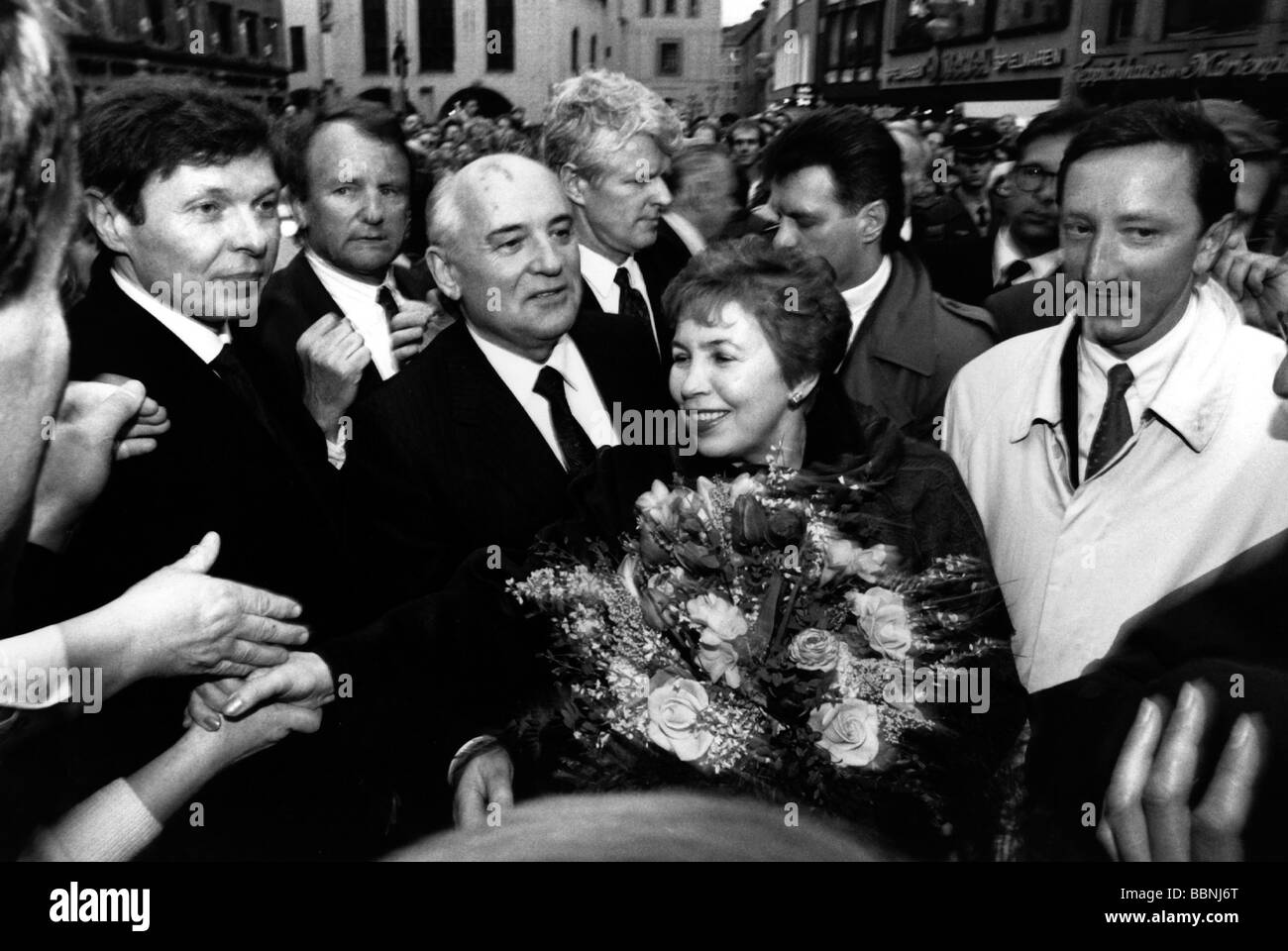 Gorbatchev, Mikhail, * 2.3.1931, politicien soviétique (KPdSU), demi-longueur, avec sa femme Raissa, Marienplatz, Munich, Allemagne, 1992, Banque D'Images