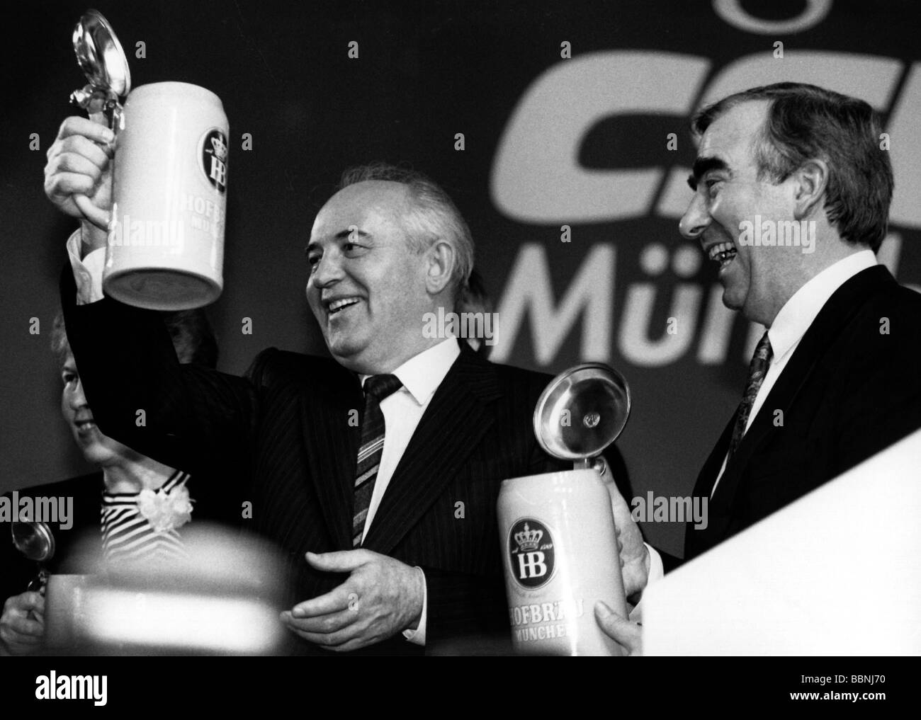 Waigel, Theo, * 24.4.1939, politicien allemand (CSU), ministre des Finances, demi-longueur, avec Michail Gorbatchev, visite, Hofbräuhaus, Munich, Allemagne, 1992, Banque D'Images