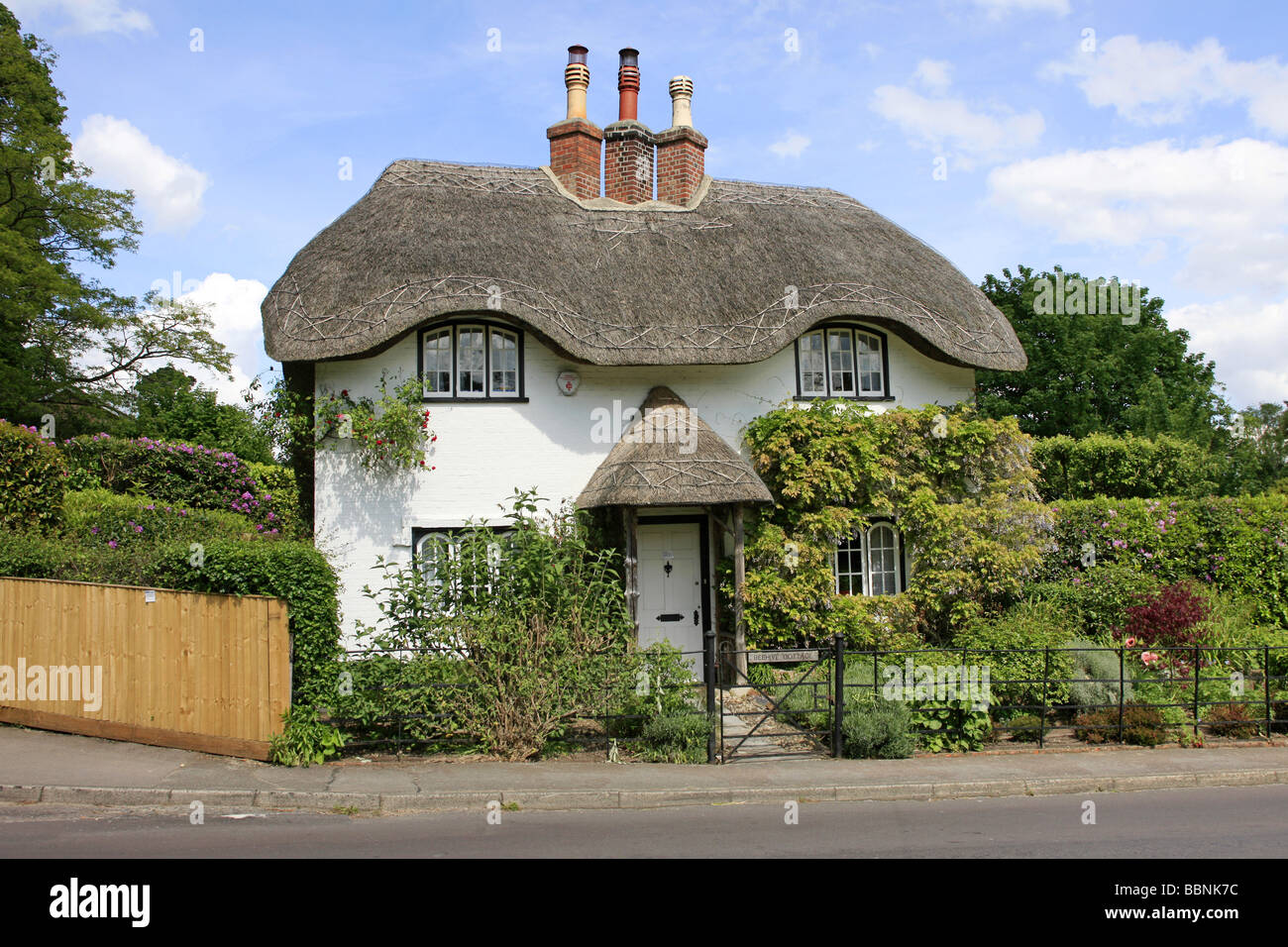 Un cottage au toit de chaume, laqué blanc à Swan Green Lyndhurst dans le Hampshire en Angleterre Banque D'Images