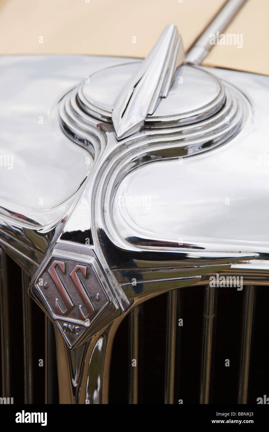 Grille de calandre avant l'automobile et de l'insigne de 1935 SS1 simplifiée des compagnies aériennes location de style art déco Banque D'Images