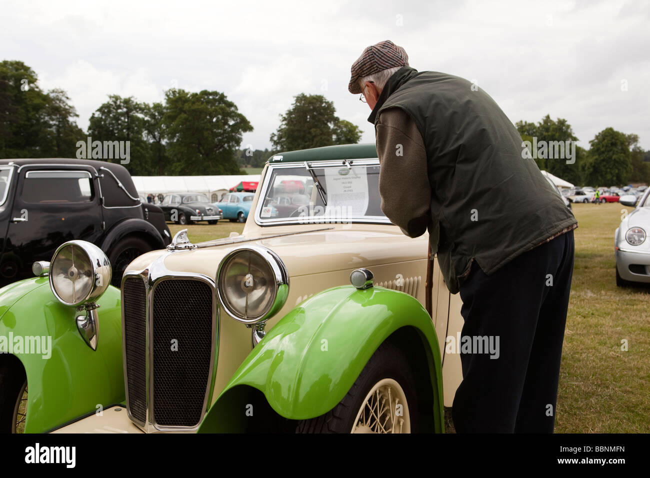 Passionné de l'automobile britannique fait admirer classic 1933 SS2 coupé voiture jaguar précoce Banque D'Images