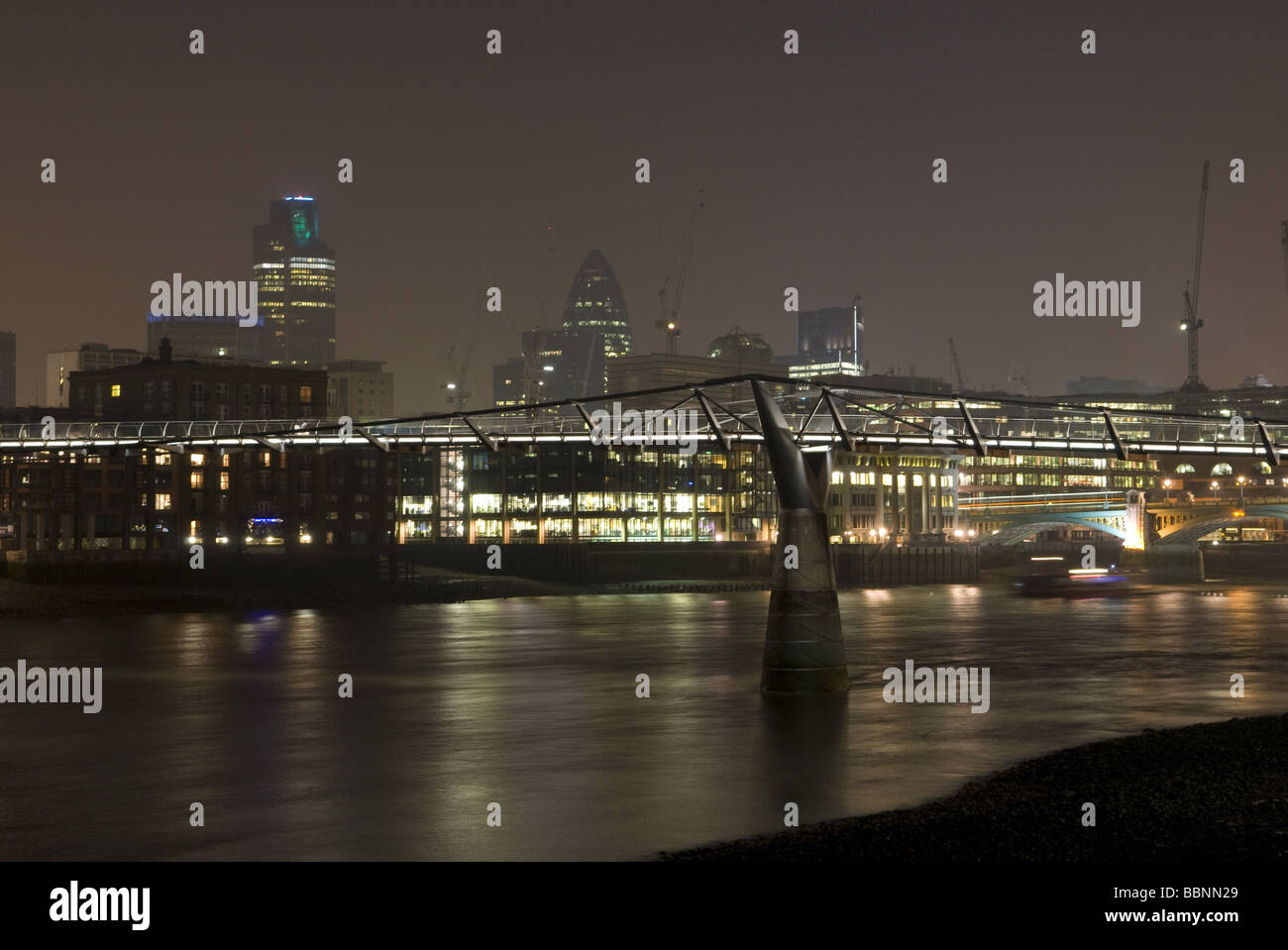 Géographie / billet, Grande Bretagne, Londres, Millennium Bridge, rivière Thames, soir, Additional-Rights Clearance-Info-atmosphère-Not-Available Banque D'Images