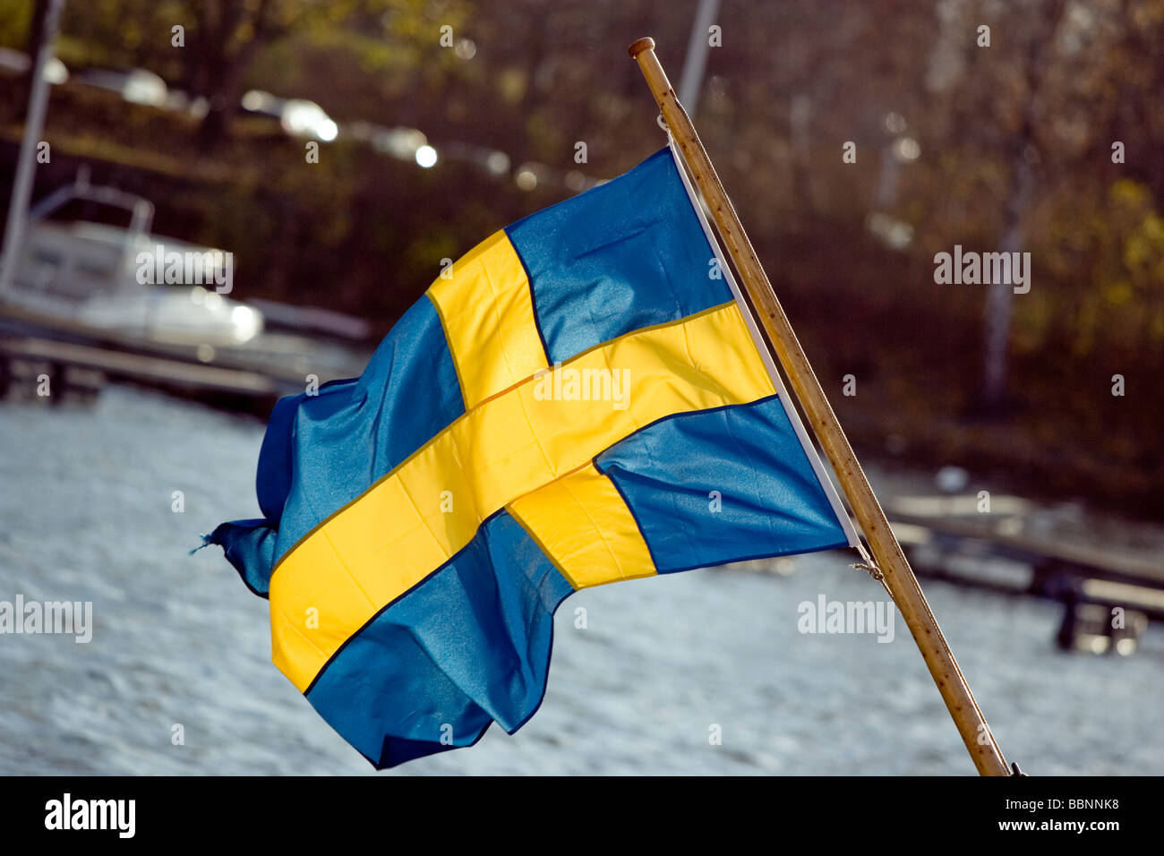 Drapeau suédois sur un bateau avec de l'eau en arrière-plan à Djurgården Banque D'Images