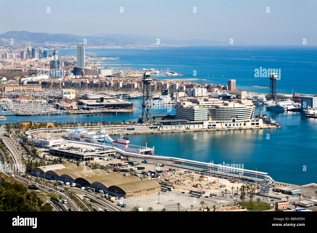 La ligne de côte de Barcelone avec world trade center, le port, le Maremagnum Banque D'Images