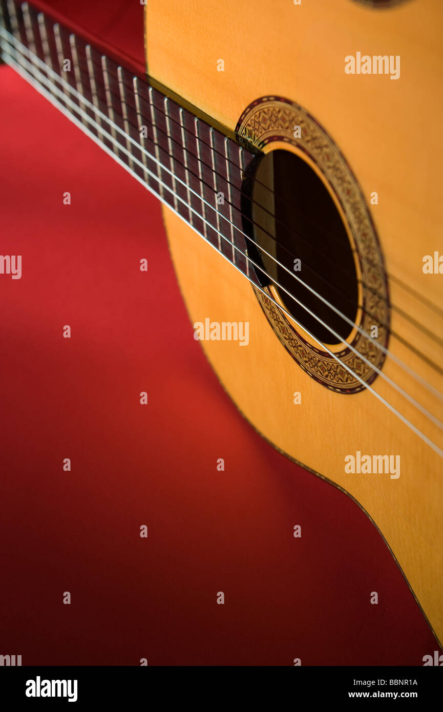 Son de guitare flamenco cordes et trou Photo Stock - Alamy