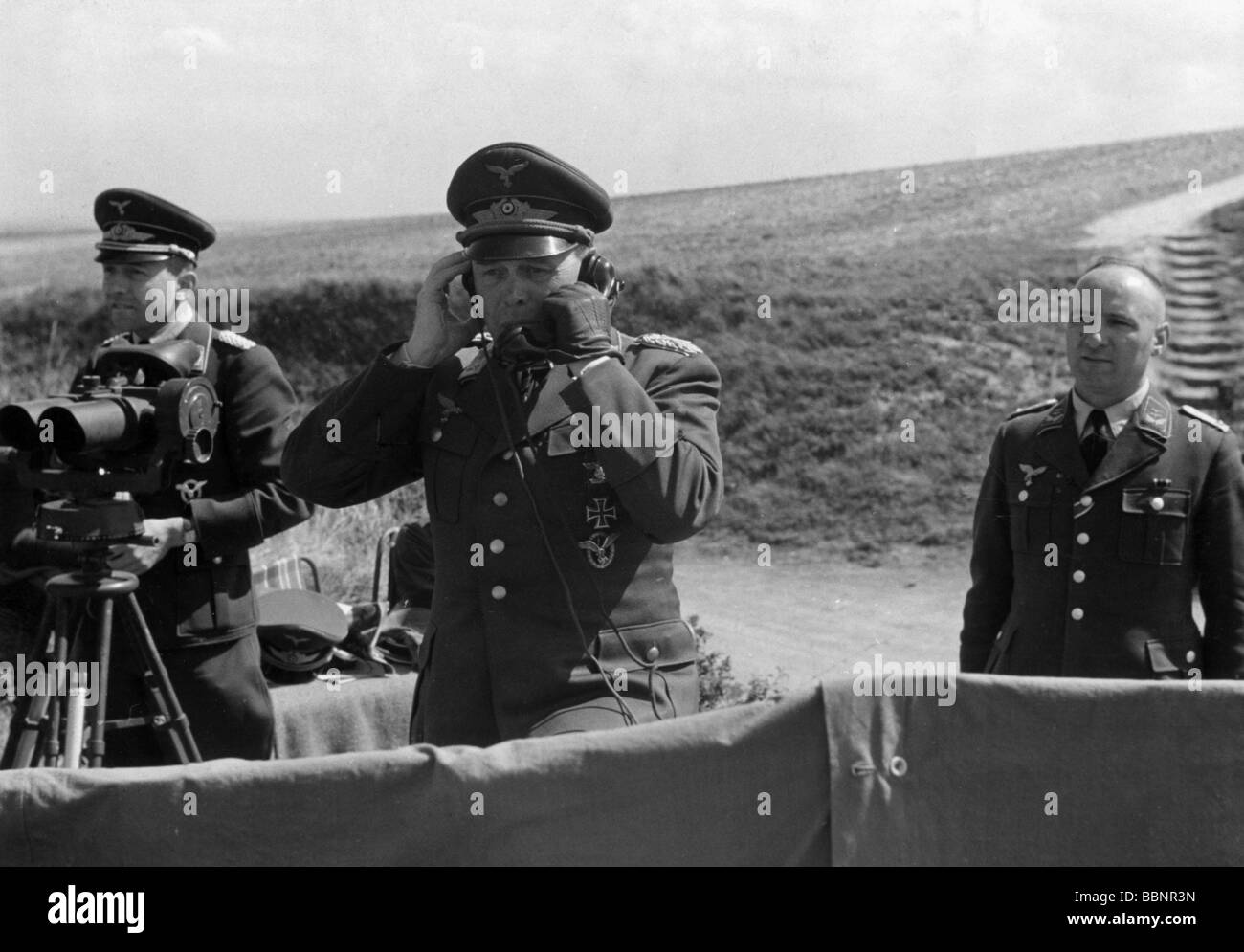 Kesselring, Albert 30.11.1885 - 16.7.1960, maréchal allemand, Commandant de Luftflotte 2 (Air Fleet 2) 1940 - 1943, demi-longueur, à son poste de commandement près de Calais, été 1940, Banque D'Images