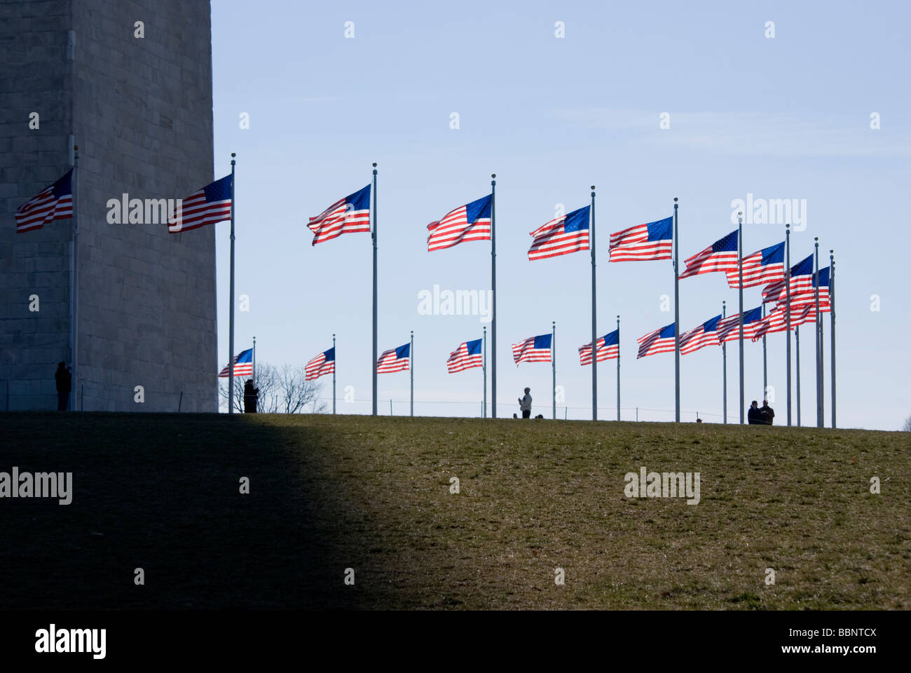 Des drapeaux américains à Washington Monument, Washington DC Banque D'Images