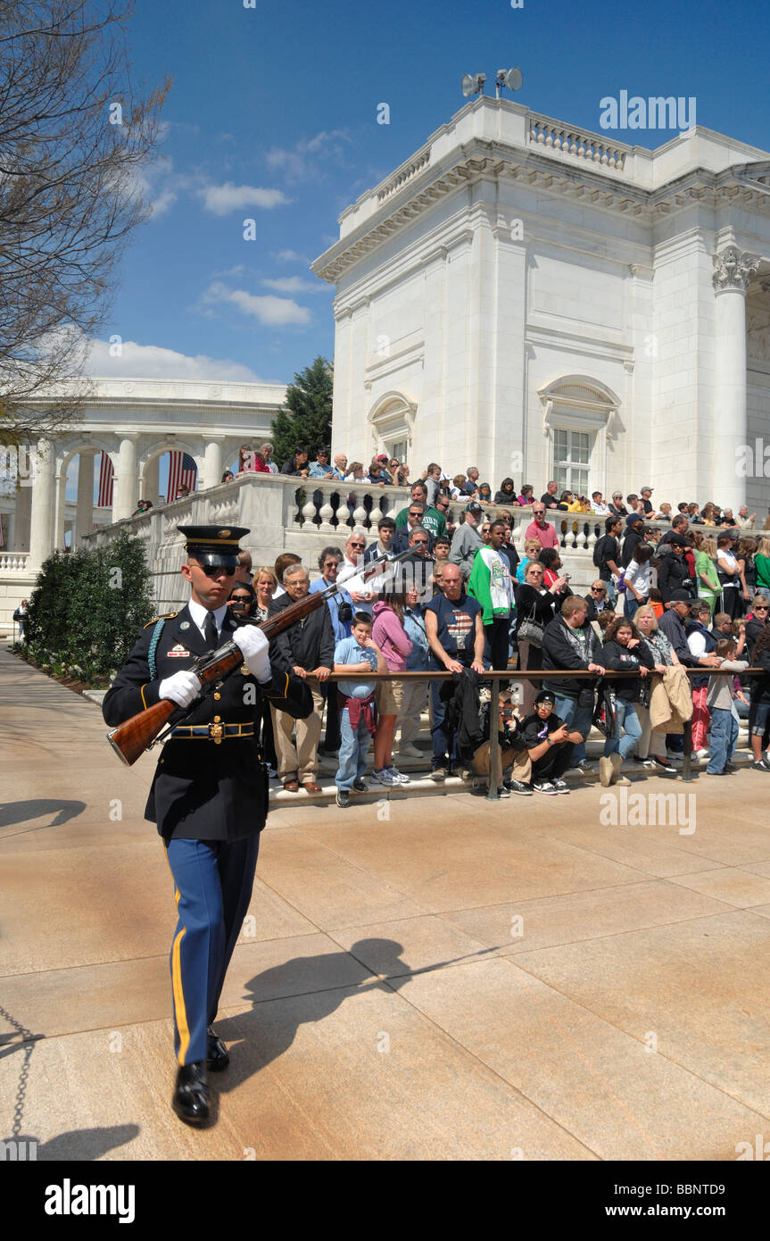Changement de la garde sur la Tombe du Soldat inconnu au cimetière national d'Arlington Alington Virginia USA Banque D'Images