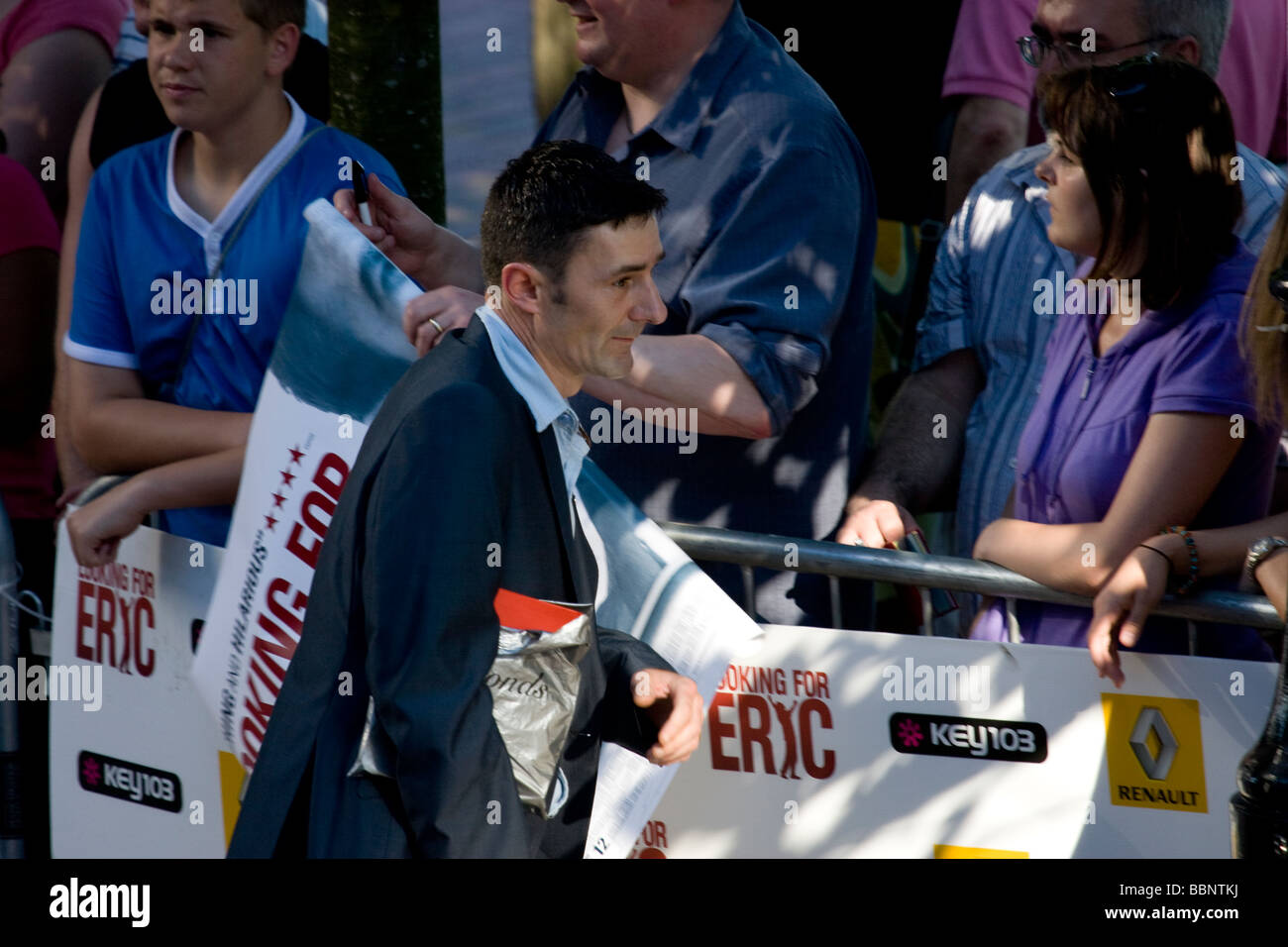 Acteur et comédien Des Sharples qui joue Jack, répond aux fans au premier ministre de le film de Ken Loach "Looking for Eric Banque D'Images