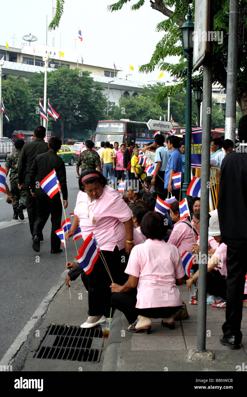 Les thaïlandais à célébrer 60 années couronnement du roi Bhumibol Adulyadej , Bangkok , Thaïlande Banque D'Images