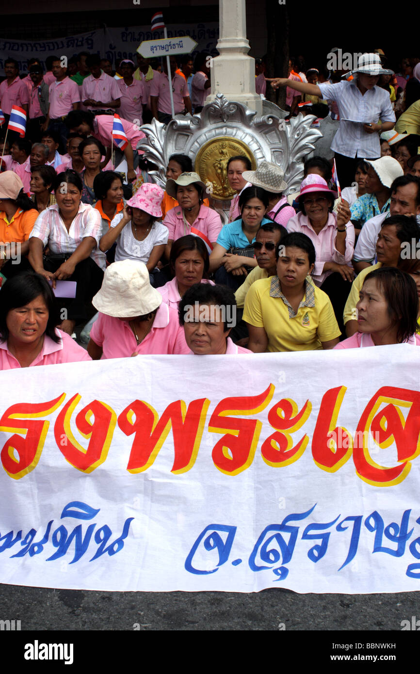 Les thaïlandais à célébrer 60 années couronnement du roi Bhumibol Adulyadej , Bangkok , Thaïlande Banque D'Images