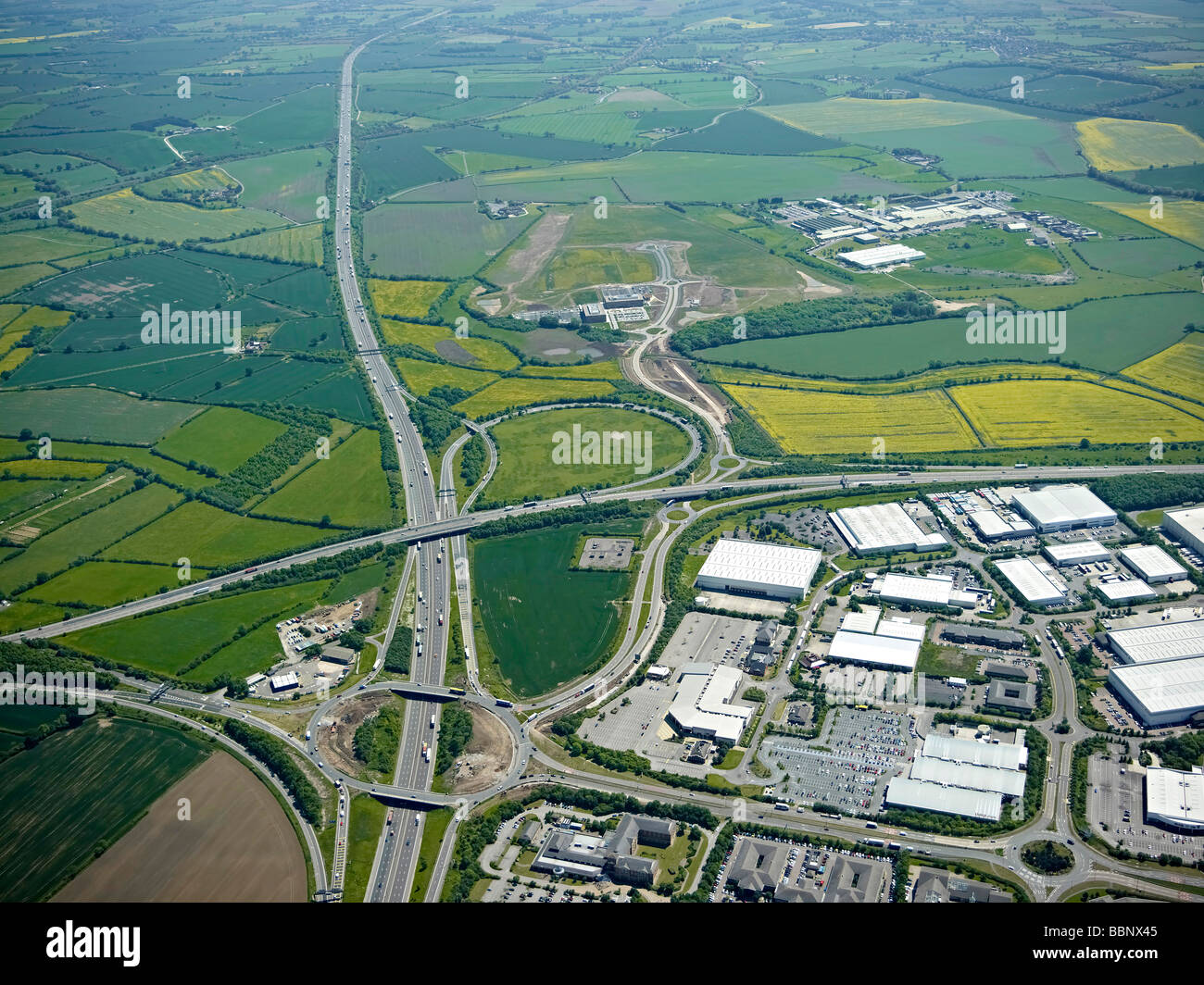 Centre de distribution, à la jonction de l'autoroute M6, M69 et A46, West Midlands, Royaume-Uni, avec la M6 South de la distance Banque D'Images