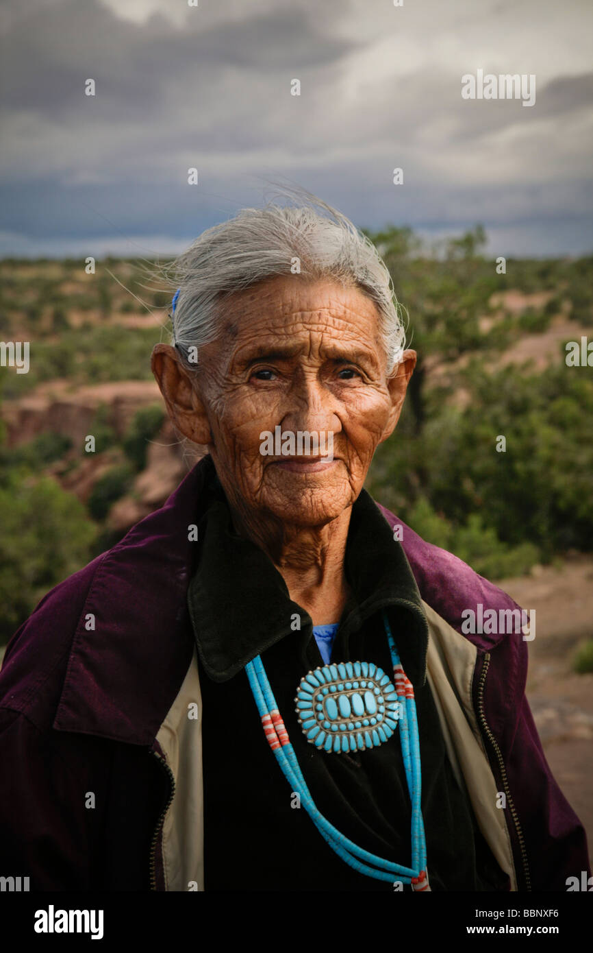 Louise, fière femme Navaho à propos de descendre la falaise de 1000 pieds à son chemin d'hogan Banque D'Images