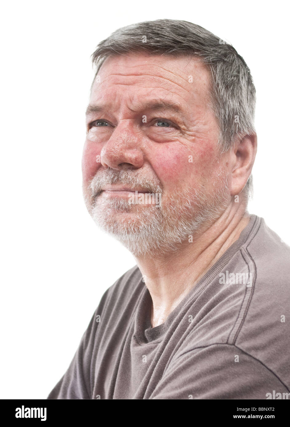 Homme mature de 58 ans avec barbe blanche stubbly sur 34 épaules tête isolated on white Banque D'Images