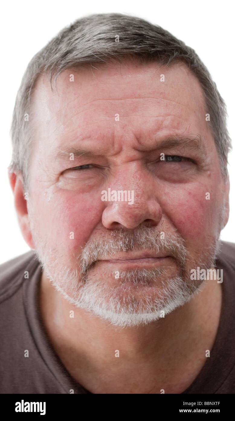 Homme mature de 58 ans avec le chaume blanc regardant droit dans la caméra et de loucher Banque D'Images