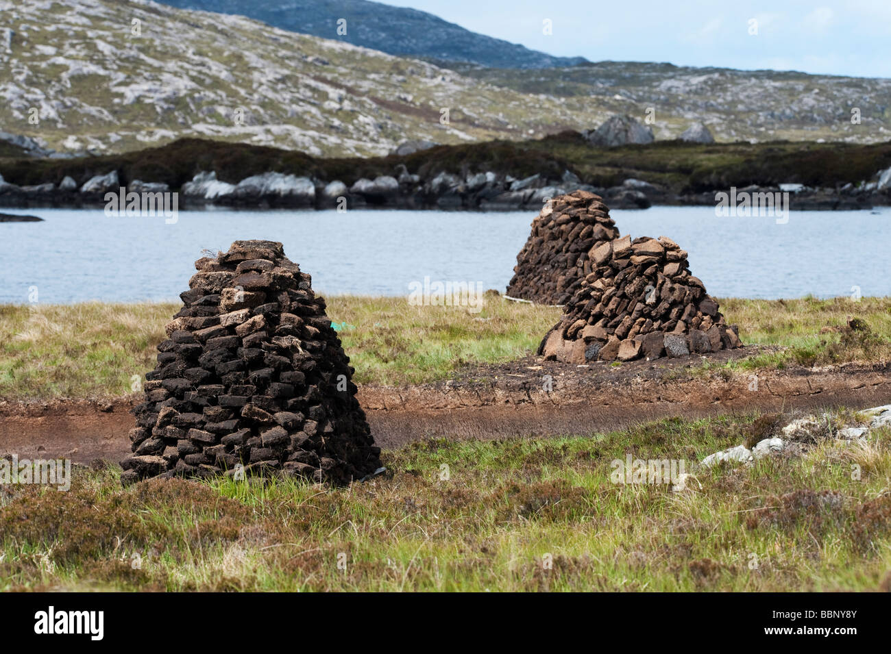 Couper Peats en piles sur la lande, Isle of Harris, Hébrides extérieures, en Écosse Banque D'Images