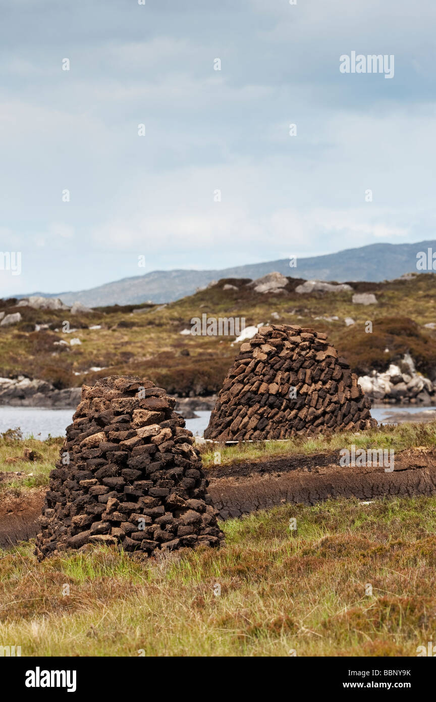Couper Peats en piles sur la lande, Isle of Harris, Hébrides extérieures, en Écosse Banque D'Images