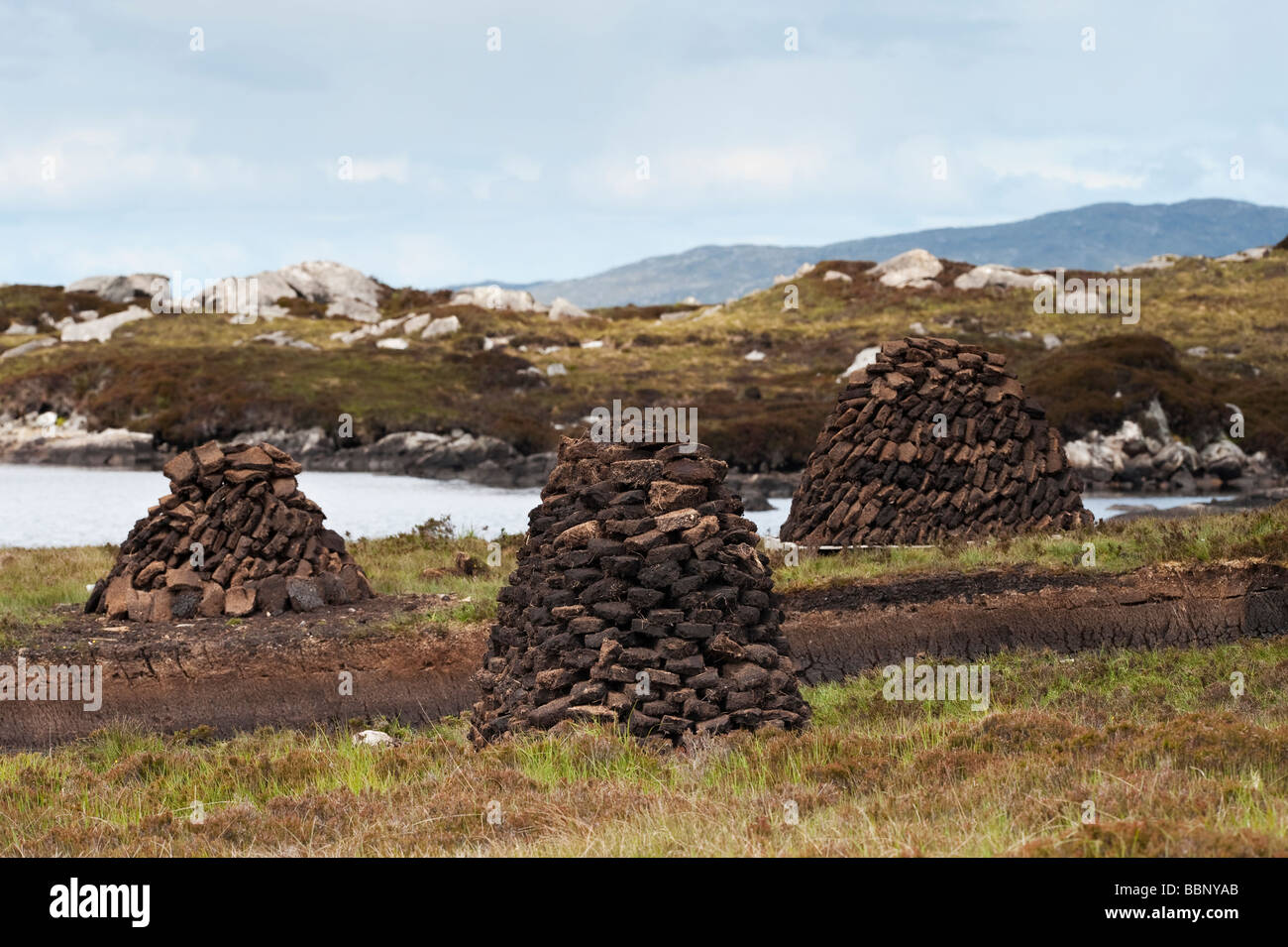 Couper Peats en piles sur la lande, Isle of Harris, Hébrides extérieures, en Écosse Banque D'Images