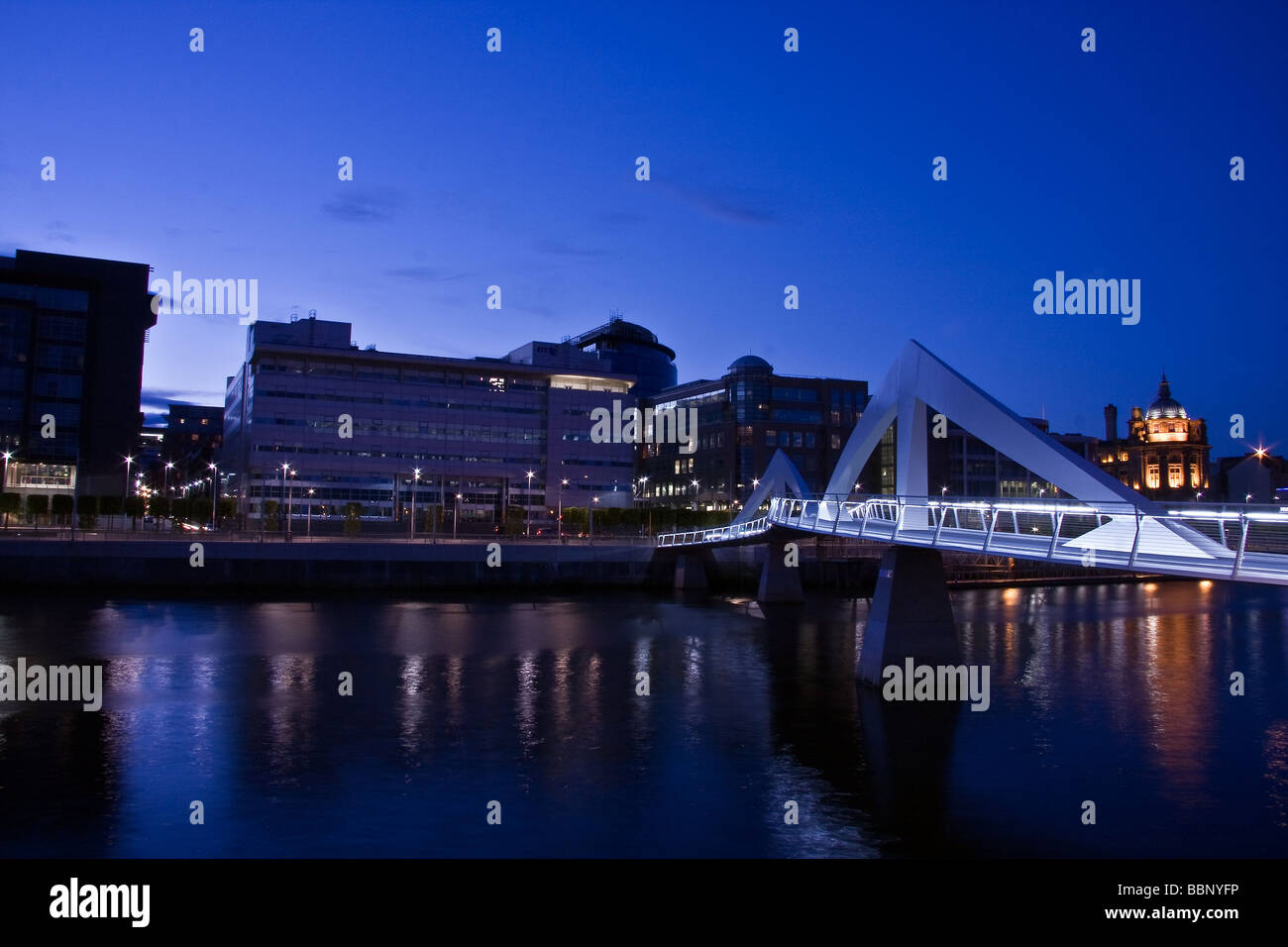 Squiggly Tradeston Pont de nuit reliant le quartier financier du centre-ville de Glasgow avec le secteur sud. Banque D'Images