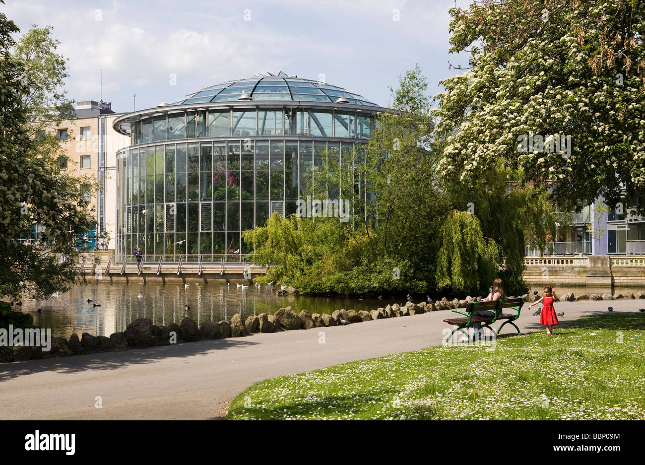 Une jeune fille et sa mère à l'extérieur les jardins d'hiver à Sunderland's Mowbray Park, Angleterre, Royaume-Uni Banque D'Images