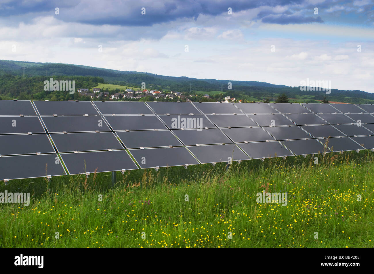 Installation solaire sur un champ vert, système photovoltaïque, voir d'une série de plusieurs modules Banque D'Images