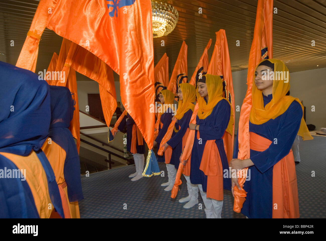 Les Sikhs à Hounslow Gurdwara pour célébrations du Vaisakhi . Les jeunes femmes portant des drapeaux Sikh se préparent à entrer dans la salle de culte Banque D'Images