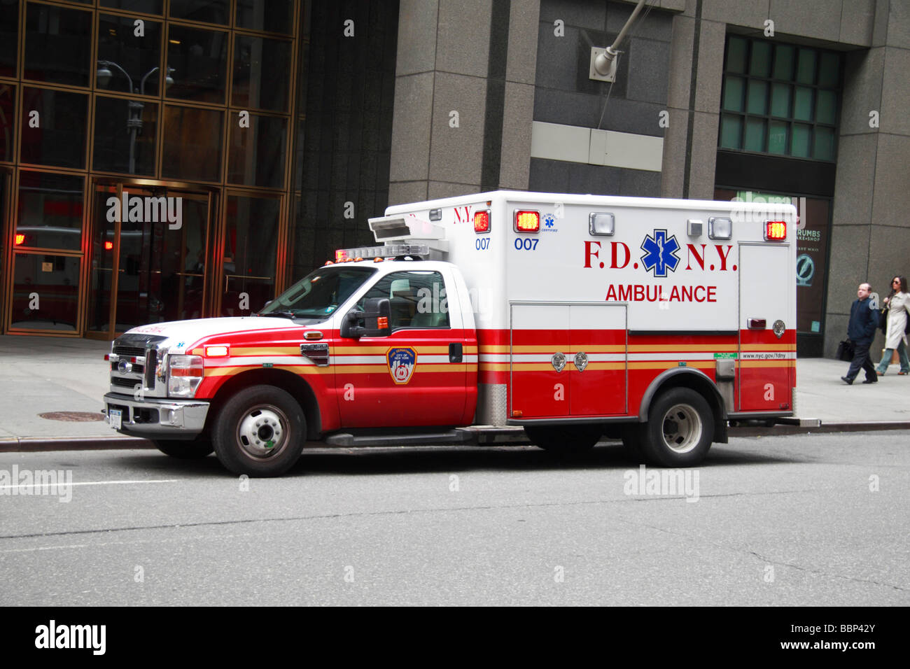Un nouveau véhicule d'urgence du Service d'incendie de New York/ambulance stationnée à New York City, United States. Banque D'Images