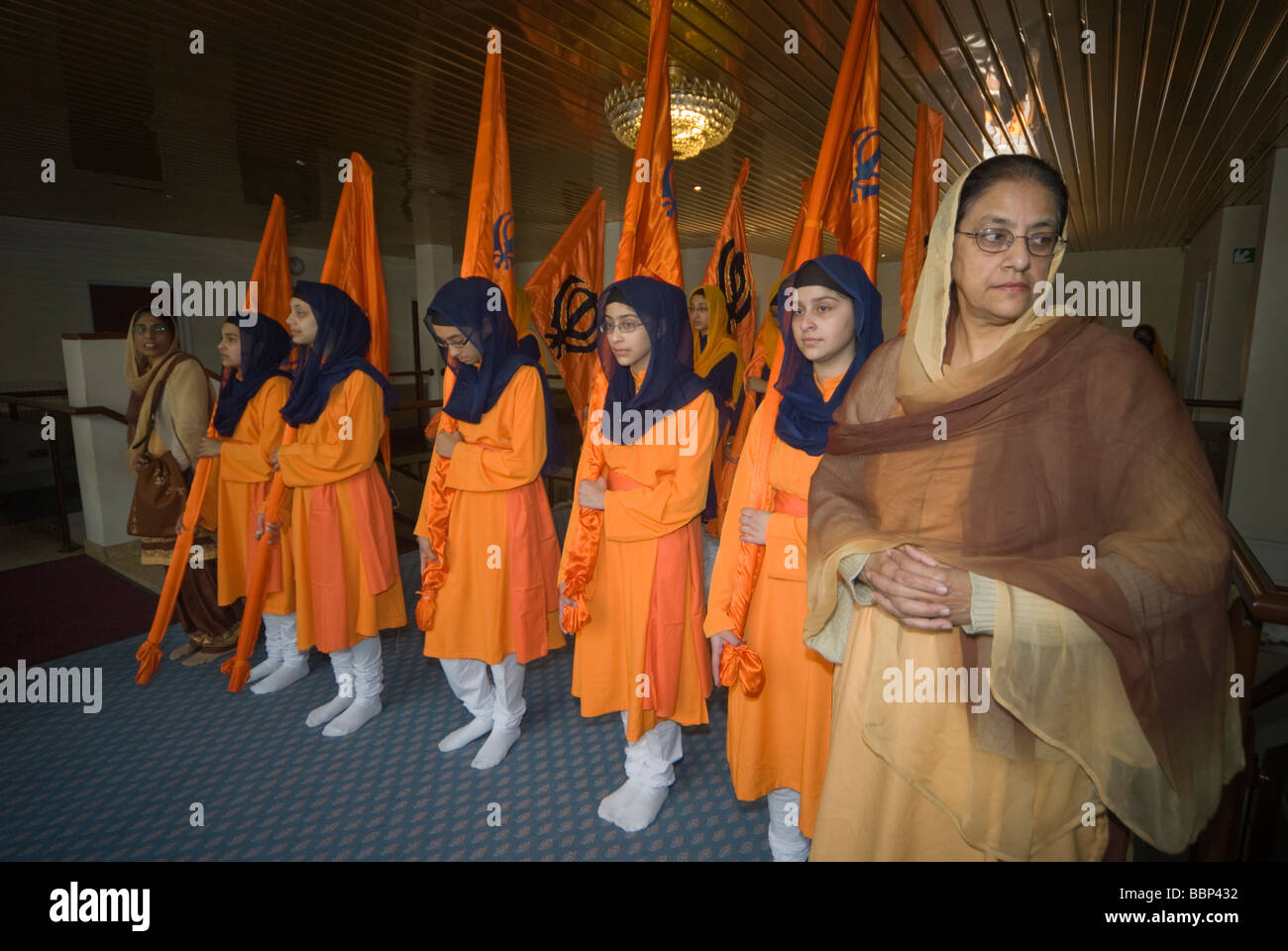 Les Sikhs à Hounslow Gurdwara pour célébrations du Vaisakhi . Les jeunes femmes portant des drapeaux Sikh se préparent à entrer dans la salle de culte Banque D'Images