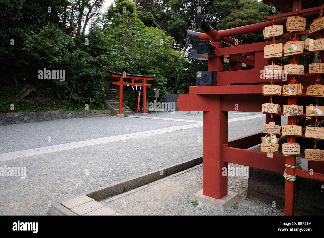 Ema et Torii vermillon. Hongu de Tsurugaoka Hachiman-gu Temple Shintoïste. Kamakura. La Préfecture de Kanagawa. Le Japon Banque D'Images