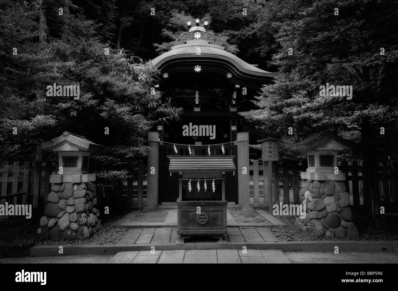 Petit Sanctuaire. Shinto Tsurugaoka Hachiman-gu Shrine complexe. amakura. La Préfecture de Kanagawa. Le Japon Banque D'Images