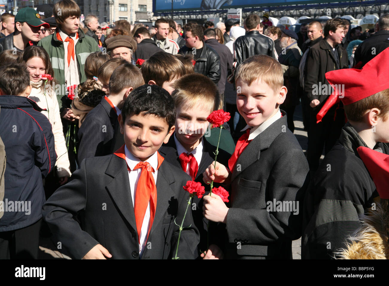 La réunion du parti communiste sur la place rouge Moscou la Russie à commémorer. Les jeunes avec des fleurs Banque D'Images