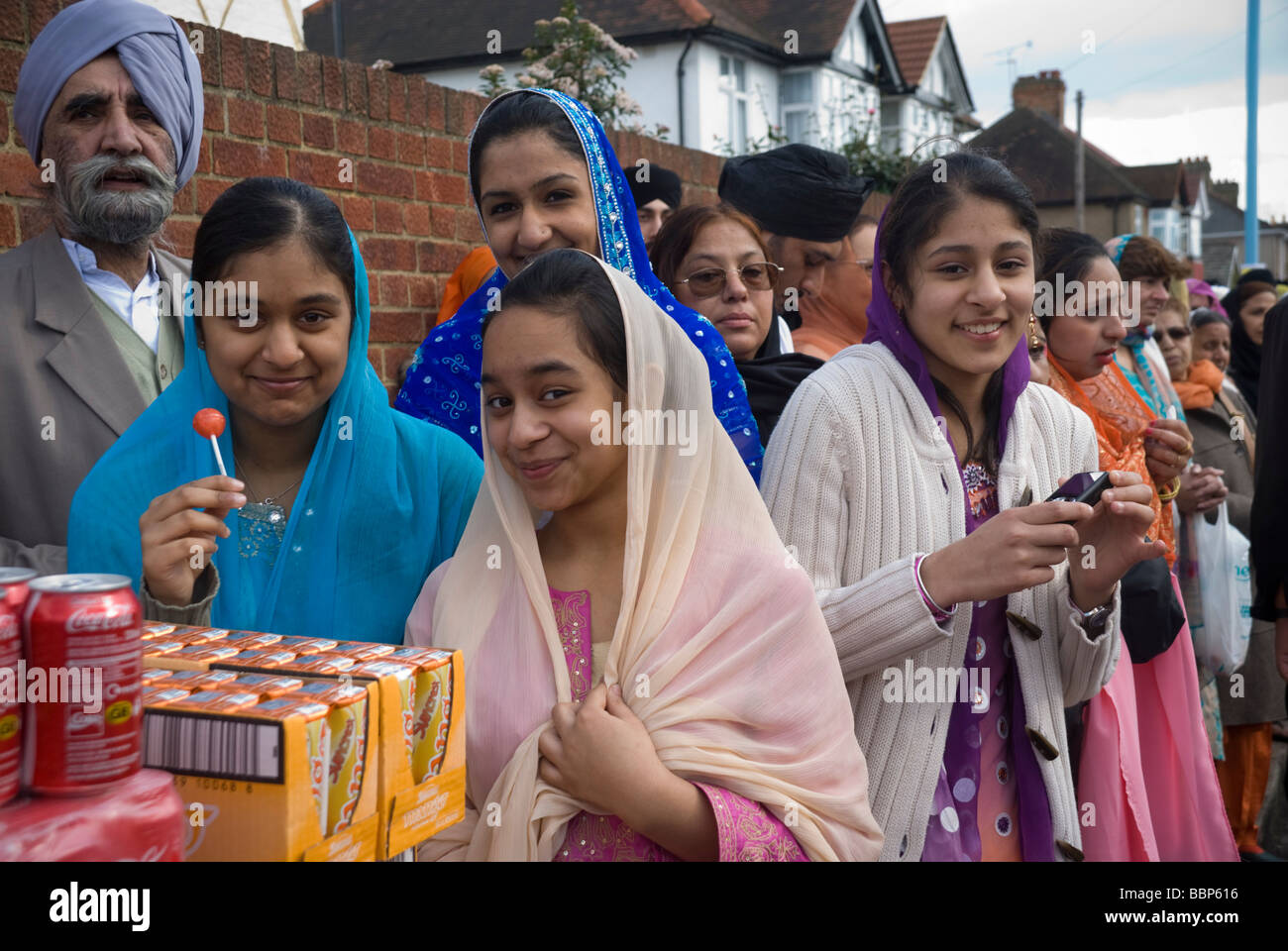Les Sikhs à Hounslow prendre part à des célébrations du Vaisakhi et une procession - les femmes attendent pour distribuer des boissons Banque D'Images