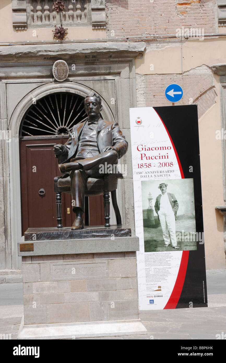 Statue en bronze de Giacomo Puccini est assis sur une chaise dans la Piazza della Cittadella,Luca,Toscane,Italie. Banque D'Images