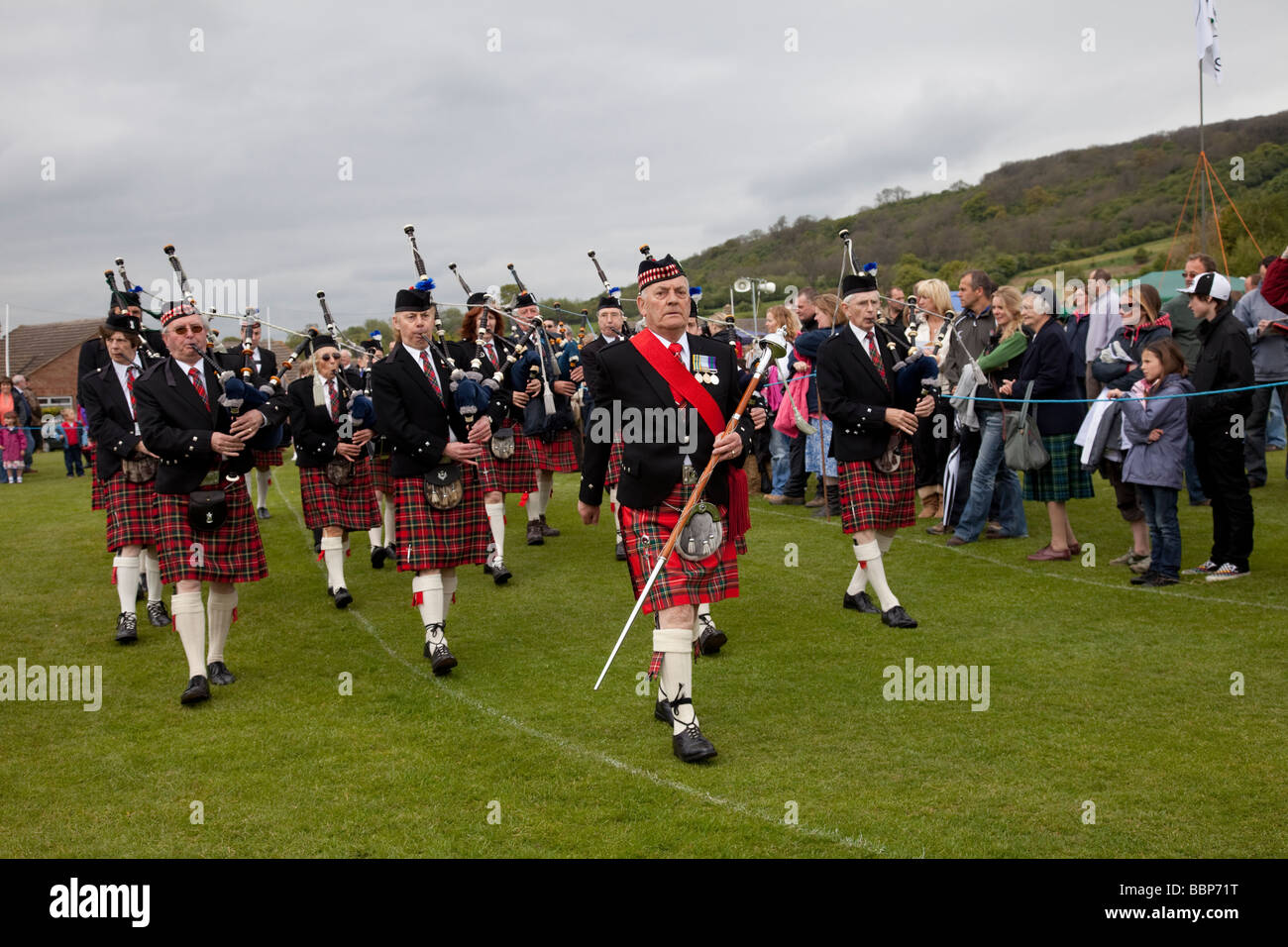 Le cornemuseur-major St Andrews Pipe Band écossais menant pour mars célébration du premier mai Woodmancote Cheltenham UK 2009 Banque D'Images